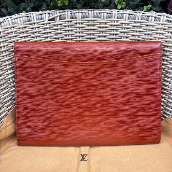 Authentic Louis Vuitton vintage 1990s unisex Brown Epi leather pochette amberop - Picture 11 of 16